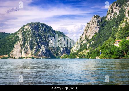 Dubova, Rumänien. Berühmte Schlucht der Eisernen Tore der Donau. Djerdap-Schlucht, zwischen Rumänien und Serbien. Stockfoto