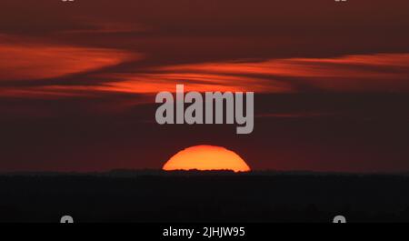 An einem der längsten Sommertage geht die Sonne über Surrey und Hampshire unter Stockfoto