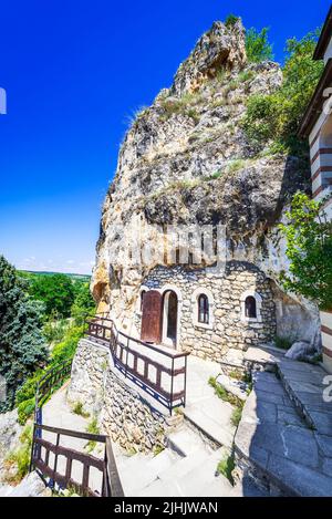 Basarbovo, Bulgarien. Mittelalterliches Basarbovo-Felsenkloster, das dem Heiligen Dimitar Basarbowski gewidmet ist, Region Ruse. Stockfoto