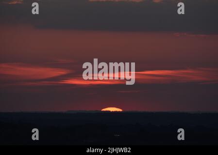 An einem der längsten Sommertage geht die Sonne über Surrey und Hampshire unter Stockfoto