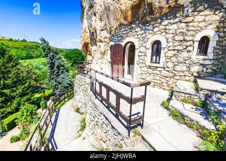 Basarbovo, Bulgarien. Basarbovo Rock Monastery eingeweiht Sankt Dimitar Basarbowski, Ruse Region, bulgarisches Erbe. Stockfoto