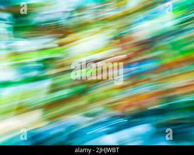 Verwischen Sie unfokussiertes Bild des Gangs im Supermarkt mit Käufern. Verschwommenes, unscharfes Bokerbild von Menschen im Einkaufszentrum. Stockfoto
