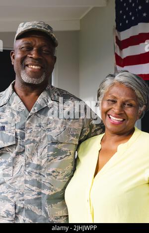 Porträt eines hochrangigen Mannes aus afroamerikanischem Militär in Tarnkleidung mit Frau gegen Haus Stockfoto