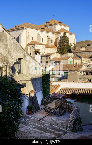 Alte Holzkarren von Tieren für Feldarbeit in alten Zeiten gezeichnet. Chinchon, Madrid. Spanien. Stockfoto