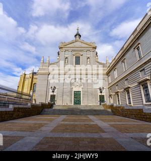 Haupteingang der Almudena Kathedrale in Madrid, blauer Himmel mit Wolken. Spanien. Stockfoto