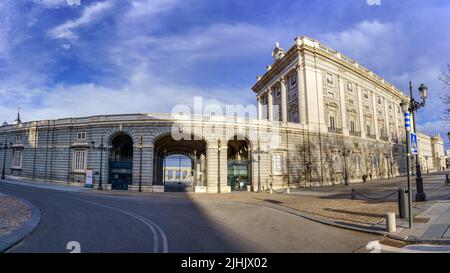 Königspalast von Madrid in seiner Zugangsfassade zur inneren Esplanade des Palastes. Spanien. Stockfoto