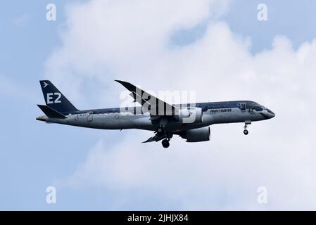 Embraer E190 fliegt während der Flugshow über Farnborough Stockfoto