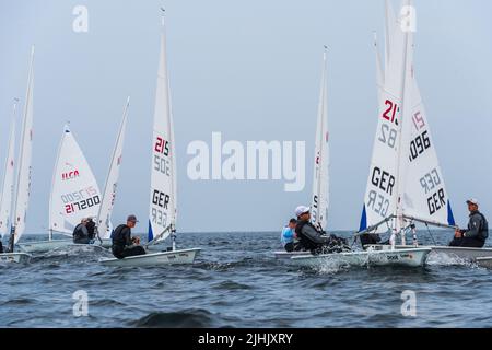 Kiel, Deutschland, Sept. 2021 Segelregatta der ILCA Laser Junior Klasse in der Kieler Außenfjord während der Kieler Woche 2021 Stockfoto