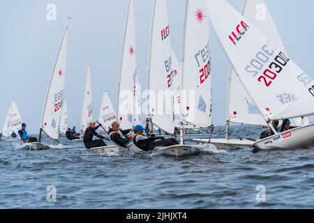 Kiel, Deutschland, Sept. 2021 Segelregatta der ILCA Laser Junior Klasse in der Kieler Außenfjord während der Kieler Woche 2021 Stockfoto