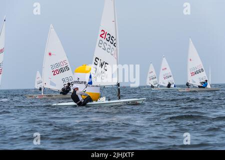 Kiel, Deutschland, Sept. 2021 Segelregatta der ILCA Laser Junior Klasse in der Kieler Außenfjord während der Kieler Woche 2021 Stockfoto