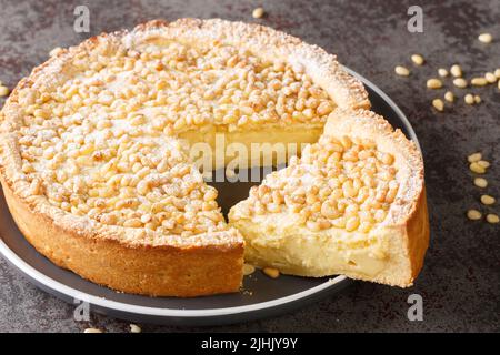 Torta della Nonna ist die köstlichste italienische Puddingtarte, die aus süßem Mürbeteig, Puddingcreme und in der mit Pinienkernen in der Nähe garniert wird Stockfoto