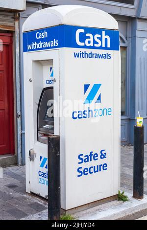 Ein eigenständiger Geldautomaten in der Cash Zone in Hartlepool, England, Großbritannien Stockfoto