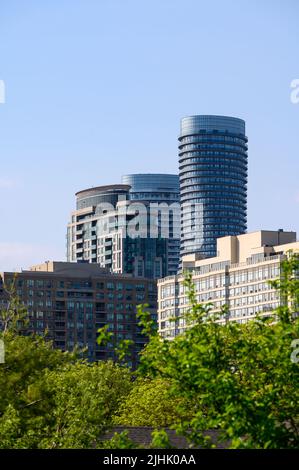 Absolute World Twin Towers (auch Marilyn Monroe Towers genannt) und andere Eigentumswohnungen in Mississauga, Ontario, Kanada. Stockfoto