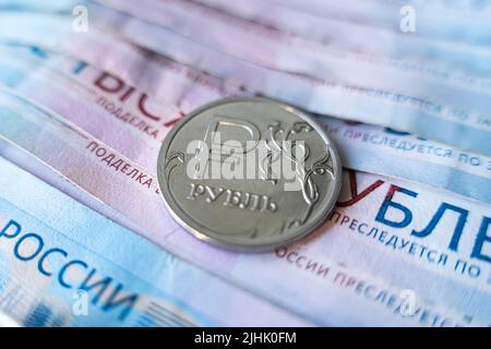 Wirtschaftskrise, Niedergang der Weltwirtschaft. Abwertung des Rubels. Rückgang der russischen Währung. Geldwechsel. Rubel-Symbol auf der Münze Stockfoto