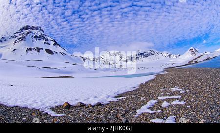 Snowcapped Mountains, Trygghamna Bay, Oscar II Land, Arktis, Spitzbergen, Spitzbergen, Svalbard, Norwegen, Europa Stockfoto