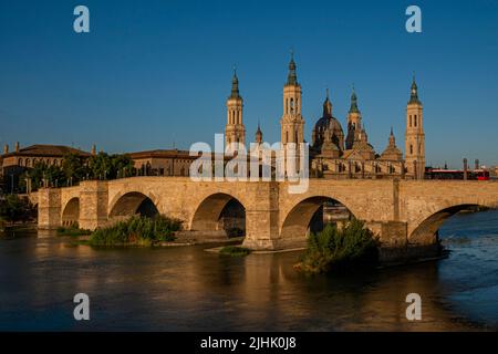 Die Basilika unserer Lieben Frau von der Säule, Nuestra Senora del Pilar am Fluss Ebroin Zaragoza, Spanien Stockfoto