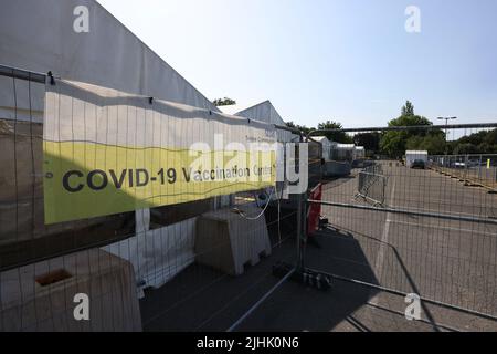 Covid-19 Impfzentrum in Chichester, West Sussex, Großbritannien. Stockfoto