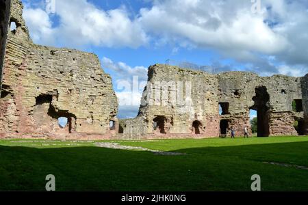 Historisches Schloss Rhuddlan in der Nähe von Rhyl am Fluss Clwyd eine mittelalterliche Burg in Nordwales Stockfoto