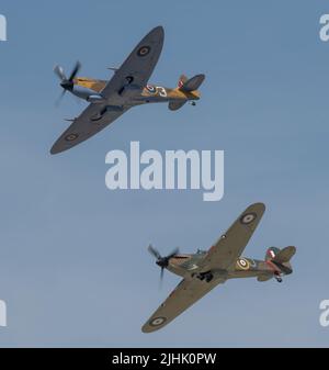 RAF Fairford, Gloucester, Großbritannien. 16. Juli 2022. Militärflugzeuge aller Formen und Größen, aus allen Epochen und Ländern der Welt, versammeln sich zu einer der größten Airshows der Welt. Bild: Flugzeug der Schlacht von Großbritannien Memorial Flug von RAF Coningsby, Supermarine Spitfire und Hawker-Hort IIC Stockfoto