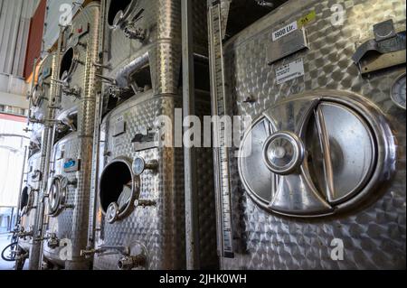 Fermentations- und Lagertanks bei der Norman Hardie Winery, Prince Edward County, Ontario, Kanada Stockfoto