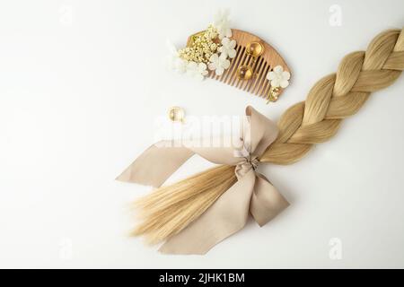 Ein natürliches ätherisches Öl oder Serum für die Haarpflege in goldenen Kapseln auf weißem Hintergrund. Haarpflege und Glättung Konzept Stockfoto