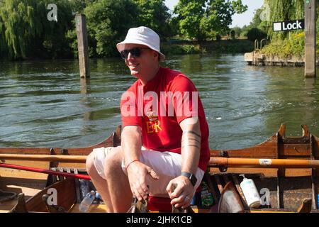 Bray, Großbritannien. 19.. Juli 2022. Schwanenboot auf der Themse bei Bray Lock. Swan Upping ist die traditionelle britische jährliche Zählung der Schwäne und Cygnets an der Themse durch die Royal Swan Uppers und Swan Uppers der Lackhersteller der Winzer und Dyers. Leider ist die Zahl der Cygnets nach der Vogelgrippe Anfang dieses Jahres und der Zahl der Schwäne, die durch brutale Hundeangriffe und Jugendliche getötet wurden, zurückgegangen. Quelle: Maureen McLean/Alamy Live News Stockfoto