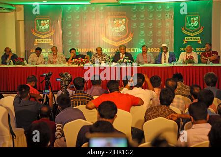 Bangladesh Cricket Board President Nazmul Hasan (C) spricht nach der Jahreshauptversammlung 2022 des Bangladesh Cricket Board (BCB) mit dem Journalisten Stockfoto