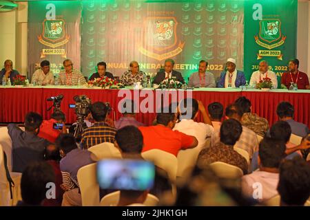 Bangladesh Cricket Board President Nazmul Hasan (C) spricht nach der Jahreshauptversammlung 2022 des Bangladesh Cricket Board (BCB) mit dem Journalisten Stockfoto