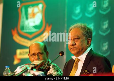 Bangladesh Cricket Board President Nazmul Hasan (C) spricht nach der Jahreshauptversammlung 2022 des Bangladesh Cricket Board (BCB) mit dem Journalisten Stockfoto