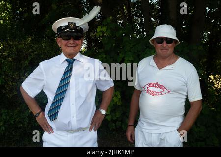 Bray, Großbritannien. 19.. Juli 2022. Paul Prenctice, Swan Master of the Vintners Livery Company und Swan Upper mit Swan Upper Chris Senior. Schwanenboot auf der Themse bei Bray Lock. Swan Upping ist die traditionelle britische jährliche Zählung der Schwäne und Cygnets an der Themse durch die Royal Swan Uppers und Swan Uppers der Lackhersteller der Winzer und Dyers. Quelle: Maureen McLean/Alamy Live News Stockfoto