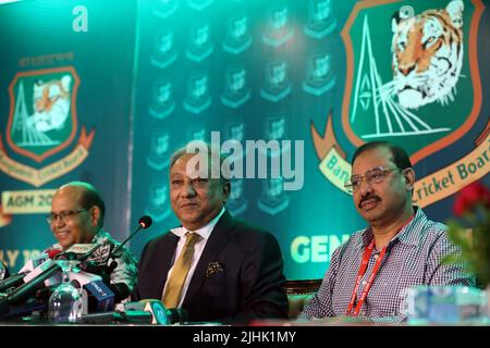 Bangladesh Cricket Board President Nazmul Hasan (C) spricht nach der Jahreshauptversammlung 2022 des Bangladesh Cricket Board (BCB) mit dem Journalisten Stockfoto