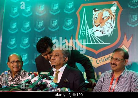 Bangladesh Cricket Board President Nazmul Hasan (C) spricht nach der Jahreshauptversammlung 2022 des Bangladesh Cricket Board (BCB) mit dem Journalisten Stockfoto