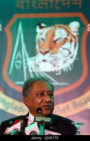 Der Präsident des Bangladesh Cricket Board Nazmul Hasan spricht nach der Jahreshauptversammlung 2022 des Bangladesh Cricket Board (BCB) tak mit dem Journalisten Stockfoto