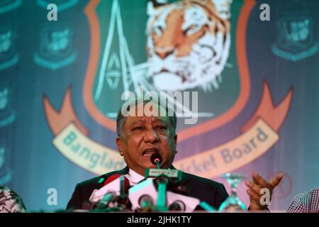 Der Präsident des Bangladesh Cricket Board Nazmul Hasan spricht nach der Jahreshauptversammlung 2022 des Bangladesh Cricket Board (BCB) tak mit dem Journalisten Stockfoto