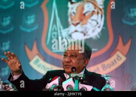 Der Präsident des Bangladesh Cricket Board Nazmul Hasan spricht nach der Jahreshauptversammlung 2022 des Bangladesh Cricket Board (BCB) tak mit dem Journalisten Stockfoto