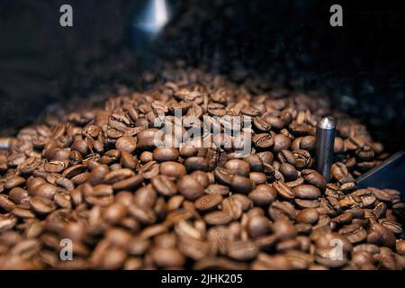 Kaffeebohnen in Röstmaschine verarbeitet Stockfoto