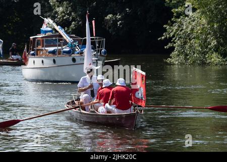 Bray, Großbritannien. 19.. Juli 2022. The Queen's Swan Marker David Barber trinkt Wasser, als er mit den Swan Uppers auf der Themse bei Bray Lock ankommt. Swan Upping ist die traditionelle britische jährliche Zählung der Schwäne und Cygnets an der Themse durch die Royal Swan Uppers und Swan Uppers der Lackhersteller der Winzer und Dyers. Quelle: Maureen McLean/Alamy Live News Stockfoto