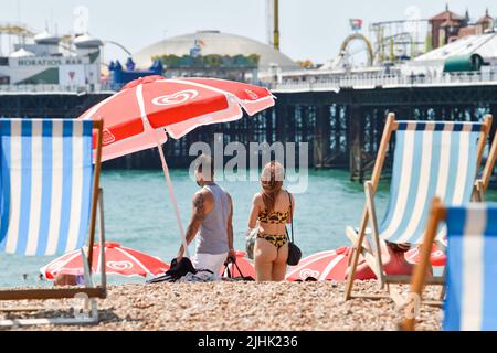 Brighton UK 19. July 2022 - Sonnenanbeter genießen den heißesten Tag des Jahres am Brighton Beach, da heute für Teile Großbritanniens Temperaturen von über 40 Grad prognostiziert werden. Eine rote Unwetterwarnung ist noch vorhanden, aber die Bedingungen werden sich in den nächsten Tagen abkühlen : Credit Simon Dack / Alamy Live News Stockfoto