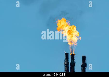 Ölraffinerie Gas Flare, Flare Stapel Verbrennung von überschüssigem Gas. Noch Platz kopieren. Ölraffinerie Flamme, Fackeln, Abfackeln, Schornstein, Verschmutzung, Rauchschornstein. VEREINIGTES KÖNIGREICH Stockfoto