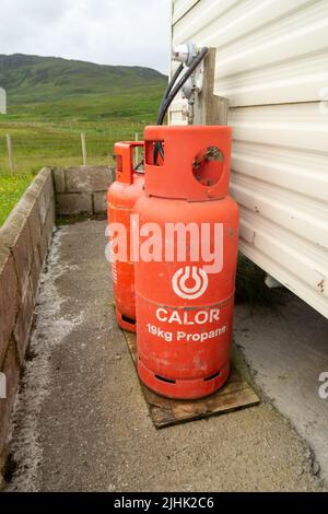 Installation von zwei 19kg Gasflaschen oder Gasflaschen, Calor Propan zur Heizung und Warmwasserversorgung für einen Wohnwagen oder Anhänger, Schottland, Großbritannien Stockfoto