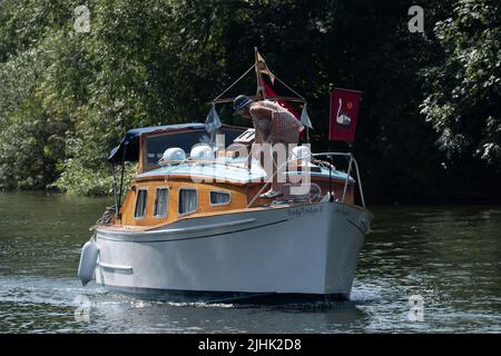 Bray, Großbritannien. 19.. Juli 2022. Schwanenboot auf der Themse bei Bray Lock. Swan Upping ist die traditionelle britische jährliche Zählung der Schwäne und Cygnets an der Themse durch die Royal Swan Uppers und Swan Uppers der Lackhersteller der Winzer und Dyers. Quelle: Maureen McLean/Alamy Live News Stockfoto