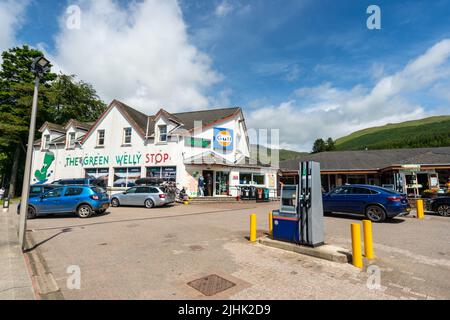 Die Green Welly Stop am A82 in Tyndrum, Schottland, Großbritannien. Eine Tankstelle mit Kraftstoff, Lebensmitteln und einem Geschäft. Stockfoto