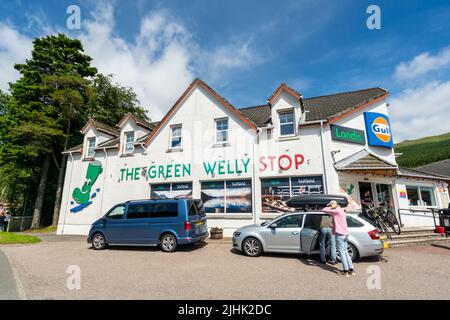 Die Green Welly Stop am A82 in Tyndrum, Schottland, Großbritannien. Eine Tankstelle mit Kraftstoff, Lebensmitteln und einem Geschäft. Stockfoto