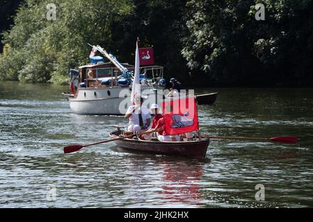 Bray, Großbritannien. 19.. Juli 2022. The Queen's Swan Marker David Barber trinkt Wasser, als er mit den Swan Uppers auf der Themse bei Bray Lock ankommt. Swan Upping ist die traditionelle britische jährliche Zählung der Schwäne und Cygnets an der Themse durch die Royal Swan Uppers und Swan Uppers der Lackhersteller der Winzer und Dyers. Quelle: Maureen McLean/Alamy Live News Stockfoto