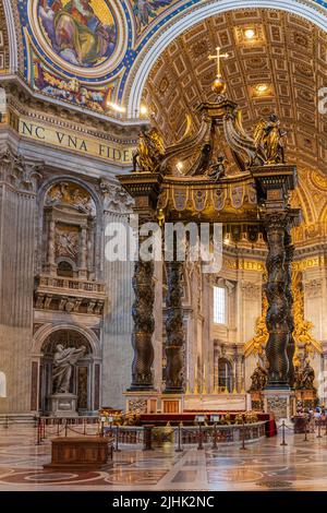 VATIKANSTADT, VATIKAN - 17. JULI: Der Altar mit Berninis baldacchino in der päpstlichen Basilika St. Peter am 17. Juli 2022 in der Vatikanstadt Stockfoto