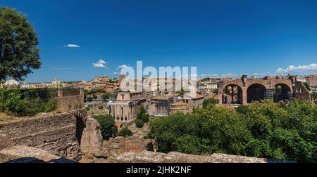 Einen malerischen Blick über die Ruinen des Forum Romanum in Rom, Italien Stockfoto