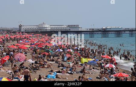 Menschen sonnen sich an einem überfüllten Brighton Beach. Die Briten werden am heißesten britischen Tag der Rekorde schmelzen, da die Temperaturen voraussichtlich auf 40C steigen werden. Bilddatum: Dienstag, 19. Juli 2022. Stockfoto