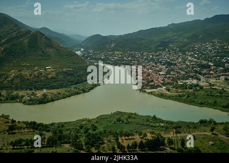 Georgien, Mzcheta, Zusammenfluss der Flüsse Aragvi und Kura (Mtkvari) und die Stadt Mzcheta von der Spitze des Jvari-Berges, Tageslichtblick. Stockfoto