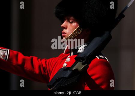 Ein Mitglied der Scots Guards der F Company schwelgt während der Wachwechsel-Zeremonie auf dem Vorplatz des Buckingham Palace im Zentrum von London in der Hitze. Die Briten werden am heißesten britischen Tag der Rekorde schmelzen, da die Temperaturen voraussichtlich auf 40C steigen werden. Bilddatum: Dienstag, 19. Juli 2022. Stockfoto