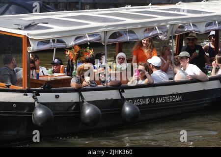 Amsterdam, Niederlande. 19.. Juli 2022. Touristen genießen eine Kanalbootfahrt auf der Prinsengracht am 19. Juli 2022 in Amsterdam, Niederlande. In einigen Regionen der Niederlande wurden Temperaturen von 39 Grad Celsius prognostiziert, das niederländische Wetterbüro (KNMI) gab eine Code-Orange-Wetterwarnung heraus. (Foto von Paulo Amorim/Sipa USA) Quelle: SIPA USA/Alamy Live News Stockfoto